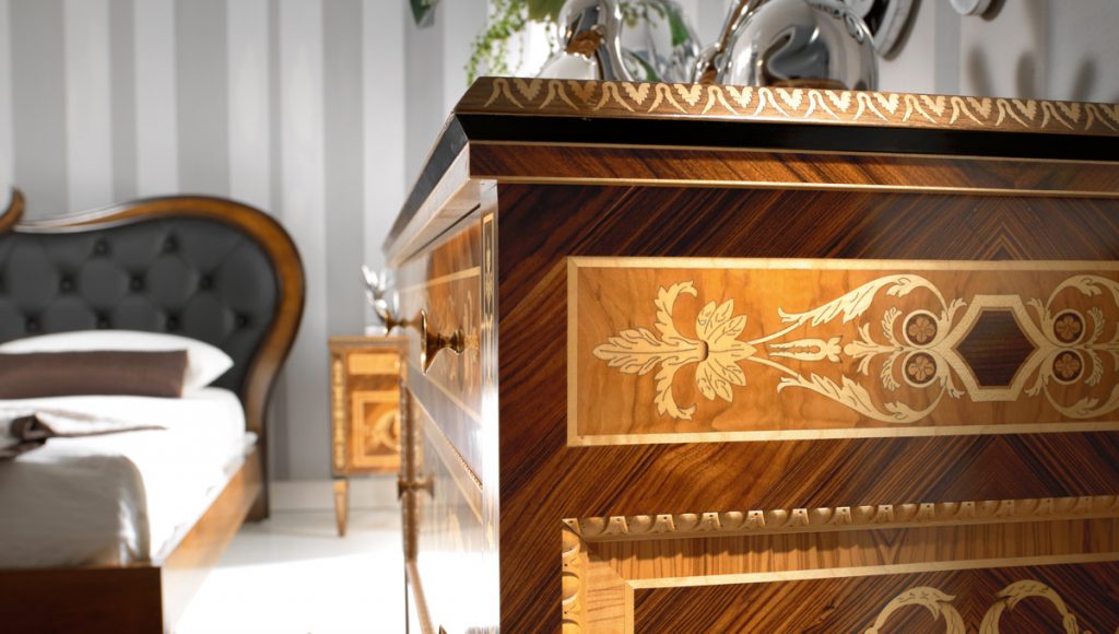 dettagli intarsio in legno